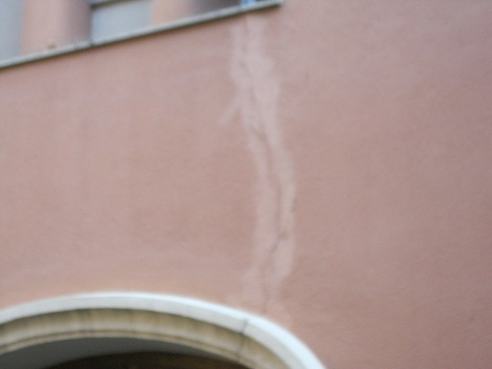 Ecco le foto della casa con le crepe in seguito ai lavori per gli scavi della linea del tram a Nizza