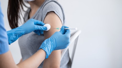 Influenza e Covid, in Francia parte la campagna d’autunno: i due vaccini si possono fare insieme