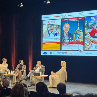 Boris Cyrulnik durante la conferenza a Monaco, organizzata da MC.5 Communication, Foto: Pascale Digeaux