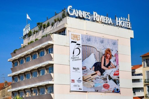 Cannes si veste di Delon: la città celebra il mito del cinema con una mostra a cielo aperto Cannes si veste di Delon: la città celebra il mito del cinema con una mostra a cielo aperto