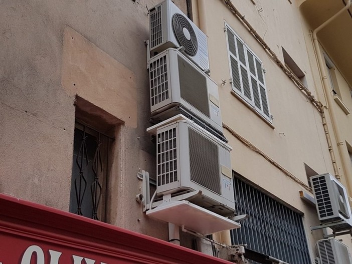 Cannes dichiara guerra ai condizionatori a vista: multe fino a 2.500 euro per chi viola il regolamento Cannes dichiara guerra ai condizionatori a vista: multe fino a 2.500 euro per chi viola il regolamento