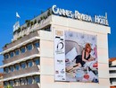 Cannes si veste di Delon: la città celebra il mito del cinema con una mostra a cielo aperto