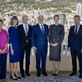 Attorno a S.A.S. il Principe Alberto II e a S.A.S. la Principessa Charlène, S.E. Charles Kushner, Ambasciatore Straordinario e Plenipotenziario degli Stati Uniti d’America nel Principato, e sua moglie, la Signora Seryl Kushner; Isabelle Berro-Amadeï, Consigliere di Governo – Ministro per le Relazioni Esterne e la Cooperazione, e S.E. Christophe Mirmand, Ministro di Stato. Attorno a S.A.S. il Principe Alberto II e a S.A.S. la Principessa Charlène, S.E. Charles Kushner, Ambasciatore Straordinario e Plenipotenziario degli Stati Uniti d’America nel Principato, e sua moglie, la Signora Seryl Kushner; Isabelle Berro-Amadeï, Consigliere di Governo – Ministro per le Relazioni Esterne e la Cooperazione, e S.E. Christophe Mirmand, Ministro di Stato.