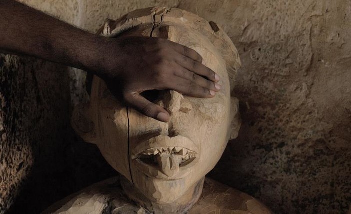 visuel exposition Oui mais des mots étendards visuel exposition Oui mais des mots étendards