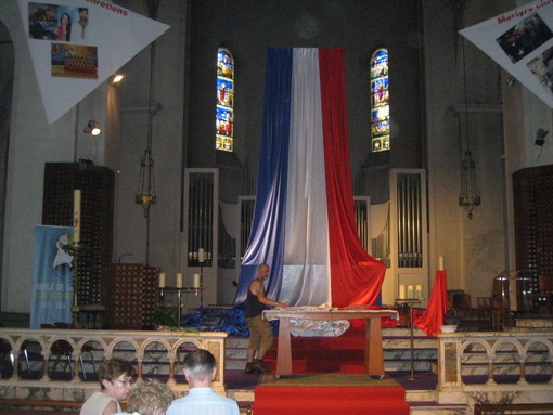 Le bandiere francesi entrano nelle chiese di Nizza a segno del lutto di Saint-Etienne-du Rouvray