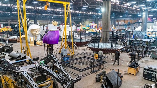 Carnavaliers al lavoro nella Halle Spada di Nizza Carnavaliers al lavoro nella Halle Spada di Nizza