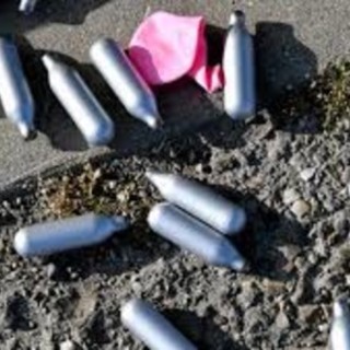 Cartucce di protossido di azoto abbandonate in una strada