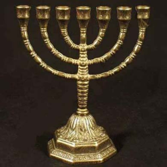 Il candelabro ebraico ad otto braccia Il candelabro ebraico ad otto braccia