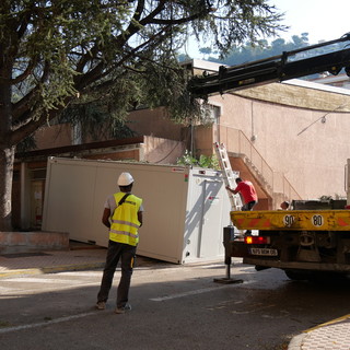 La posa di uno dei container provvisori (Foto Ville de Menton)