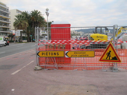 Cantieri sulla Promenade des Anglais tra marciapiedi e pista ciclabile