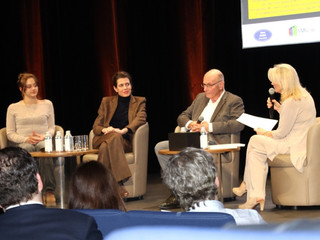 Boris Cyrulnik durante la conferenza a Monaco, organizzata da MC.5 Communication, con Charlotte Casiraghi e Brigitte Rémy, Foto: Pascale Digeaux