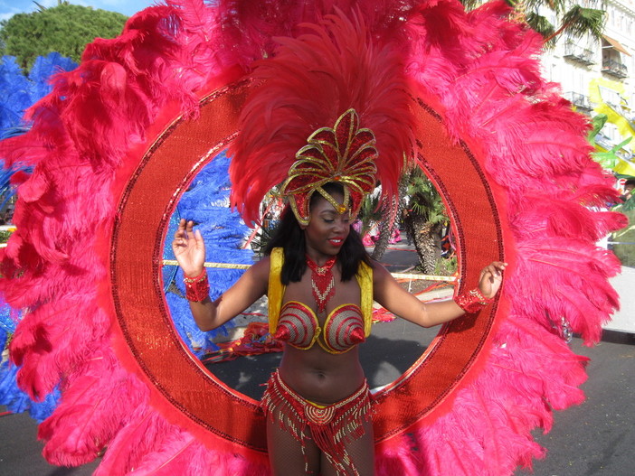 Pochi giorni ancora e a Rio impazzerà il carnevale, ma a Nizza …si anticipa