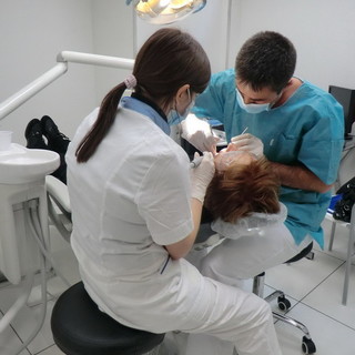 Impianti dentali: meglio quelli in titanio o quelli in ceramica?