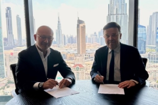 La firma a Dubai dell'accordo tra Ferit F. Sahenk, Presidente e CEO del gruppo DOGUS e Stéphane Valeri, Presidente-Delegato del gruppo Monte-Carlo Société des Bains de Mer - @montecarlosbm