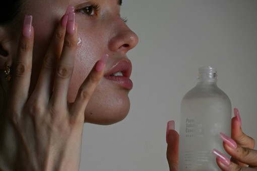 Detersione viso completa: detergente, struccante e tonico servono sempre? Detersione viso completa: detergente, struccante e tonico servono sempre?
