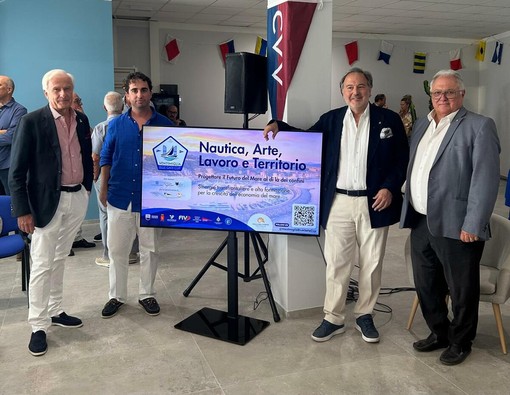 Da sin. a ds: Emiliano Gusmitta presidente Yacht Club Cala del Forte; Riccardo Carboni, presidente Circolo Velico Ventimigliese; Amedeo Solimano, presidente Fondazione Natale Ferrario; Daniel Mineo, assessore al turismo e alle relazioni internazionali del Comune di Mentone