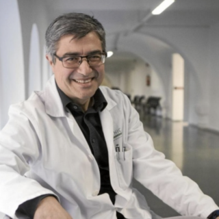 Dr. Aureli Torné Bladé, Capo dell’Unità di Ginecologia Oncologica dell’Hospital Clínic di Barcellona, Professore Associato di Ostetricia e Ginecologia presso la Facoltà di Medicina dell’Universitat de Barcelona e Accademico della Reial Acadèmia de Medicina de Catalunya.