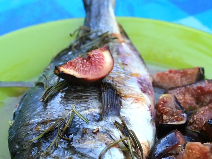 Dorade rôtie aux figues, miel et romarin