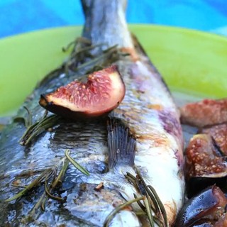 Dorade rôtie aux figues, miel et romarin