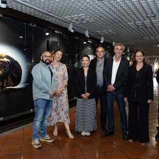Il team del Musée d’Anthropologie Préhistorique de Monaco con il fotografo Stéphane Gamelin alla Galerie des Pêcheurs. © Direction de la Communication  Manuel Vitali
