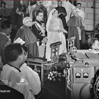 Grace Kelly e il principe Ranieri III durante la cerimonia nuziale del 1956, in un’immagine conservata dagli Archives du Palais de Monaco e dall’Institut audiovisuel de Monaco.