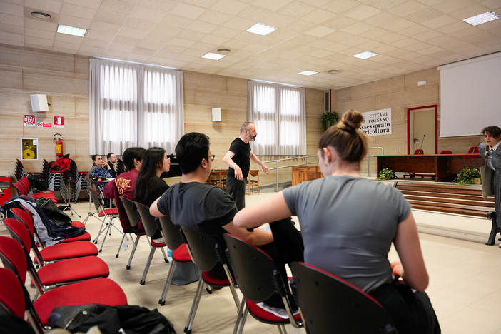 Il regista Alessio Pizzech incontra i giovani talenti del Norma Fantini Opera Contest: conclusa la prima masterclass teatrale