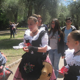 E che festa sia: il 1°maggio, a Nizza, é consacrato all’inizio degli appuntamenti, nei Giardini di Cimiez, con “Lu Festin de Nissa”