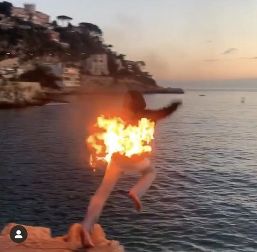 “Fire challenge” a Nizza (foto ricavata da un filmato su Instagram postata su Twitter)