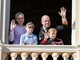 La famiglia principesca saluta i monegaschi dalla finestra del Palazzo (Foto Palais Princier) La famiglia principesca saluta i monegaschi dalla finestra del Palazzo (Foto Palais Princier)