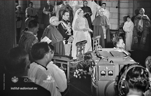 Grace Kelly e il principe Ranieri III durante la cerimonia nuziale del 1956, in un’immagine conservata dagli Archives du Palais de Monaco e dall’Institut audiovisuel de Monaco.