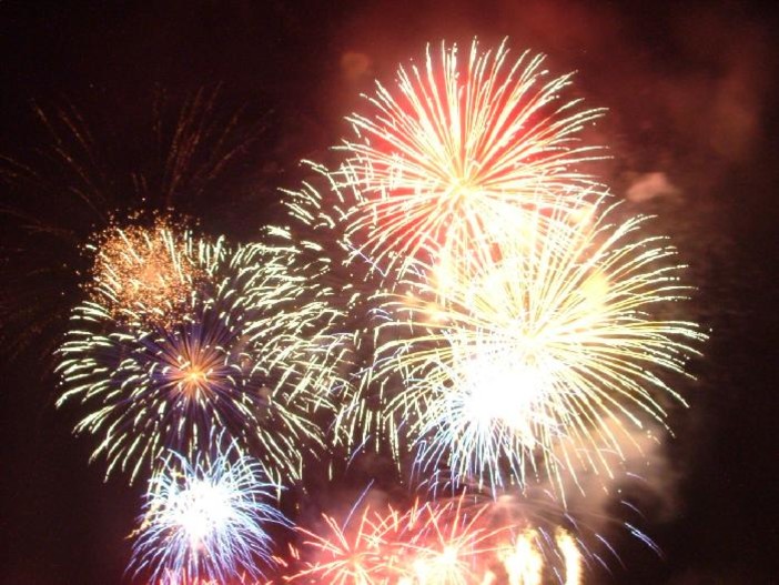 Questa sera fuochi d'artificio a Cannes sul lungomare della Croisette Questa sera fuochi d'artificio a Cannes sul lungomare della Croisette
