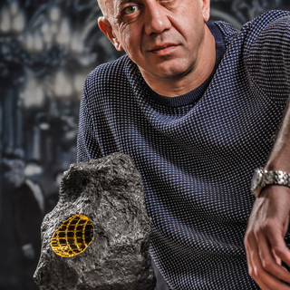 Roman Grešák crea una opera d'arte fatta di meteorite ispirata al Pricnipeato di Monaco