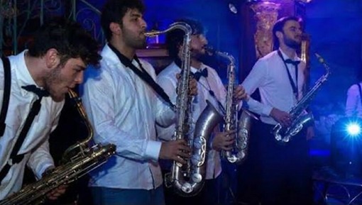 Al Mail du Bastion di Mentone, il gruppo South Fully inaugura il mercato di Natale con due ore di spettacolo gratuito. Al Mail du Bastion di Mentone, il gruppo South Fully inaugura il mercato di Natale con due ore di spettacolo gratuito.