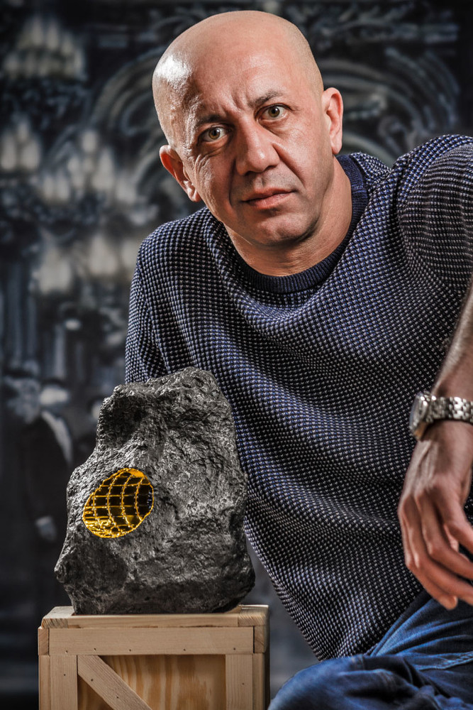 Roman Grešák crea una opera d'arte fatta di meteorite ispirata al Pricnipeato di Monaco