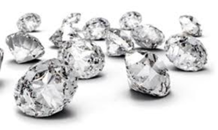 Hell's and bullets: Due giovani intraprendenti sognatrici si lanciano nel mondo della gioielleria a Cap Ferrat