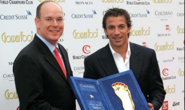 Alessandro Del Piero riceve il premio dal principe Alberto di Monaco (Golden Foot 2007) - photo copyright ilquotidiano.net Alessandro Del Piero riceve il premio dal principe Alberto di Monaco (Golden Foot 2007) - photo copyright ilquotidiano.net