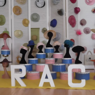 Alcuni cappelli originali di Grace Kelly nell'Hat Contest di "Grace a Symbol of Change"