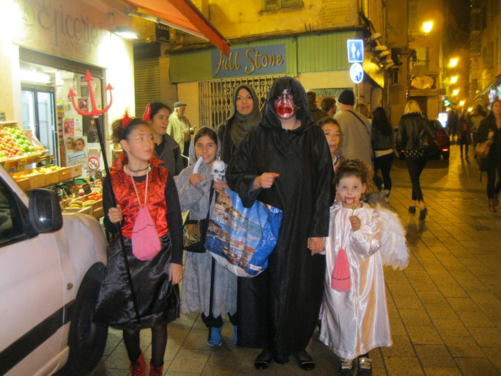 Halloween, a Nizza torna il coprifuoco per i minori: divieto di circolazione dalle 22 alle 6 Halloween, a Nizza torna il coprifuoco per i minori: divieto di circolazione dalle 22 alle 6