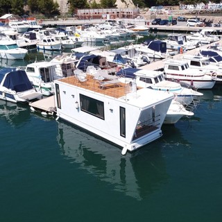 Arriva ad Andora la prima HOUSEBOAT della Liguria: un nuovo modo di vivere il mare firmato BlueBay Group SRL e Skorpion SRL