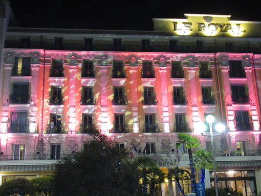 L’Hotel Royal, sulla Promenade des Anglais, veste i colori e le luci della primavera