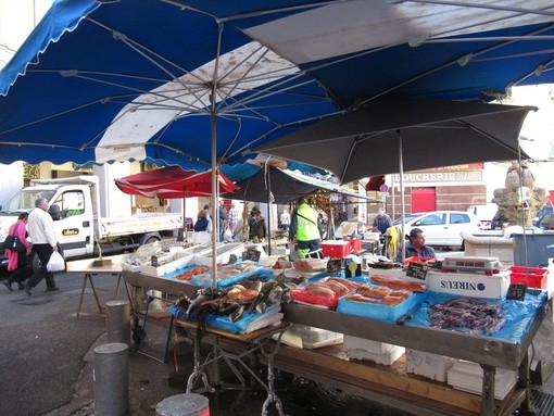 Il mercato del pesce su Place Saint François, foto d'archivio Il mercato del pesce su Place Saint François, foto d'archivio