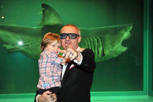 Damien Hirst posa con il figlio davanti al suo "The Immortal"