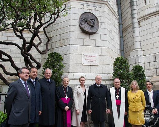 Alberto II e Charlene inaugurano un viale dedicato a Papa Giovanni II