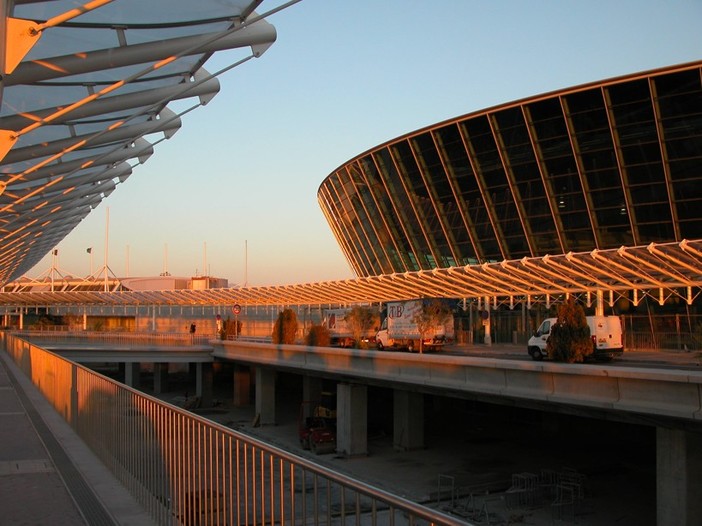 Costa Azzurra nella morsa del freddo. Cancellati molti voli per Nizza. Costa Azzurra nella morsa del freddo. Cancellati molti voli per Nizza.