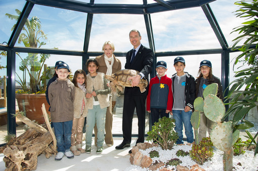 S.A.S. la Principessa Charlene con il direttore del Museo Robert Calcagno e i bambini del centre de loisirs Prince Albert II (credit photo Eric Mathon - Palais princier) S.A.S. la Principessa Charlene con il direttore del Museo Robert Calcagno e i bambini del centre de loisirs Prince Albert II (credit photo Eric Mathon - Palais princier)