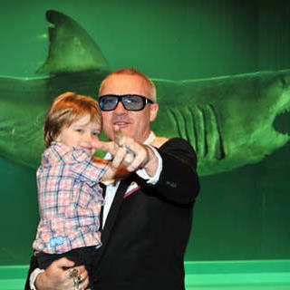 Damien Hirst posa con il figlio davanti al suo "The Immortal"