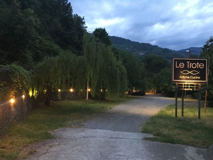 Il Ristorante “Le Trote” di Dolceacqua ha inaugurato un nuovo dehors direttamente affacciato sul lago, venite a scoprire le specialità della casa Il Ristorante “Le Trote” di Dolceacqua ha inaugurato un nuovo dehors direttamente affacciato sul lago, venite a scoprire le specialità della casa