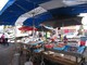 Il mercato del pesce su Place Saint François, foto d'archivio Il mercato del pesce su Place Saint François, foto d'archivio