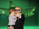 Damien Hirst posa con il figlio davanti al suo "The Immortal" Damien Hirst posa con il figlio davanti al suo "The Immortal"