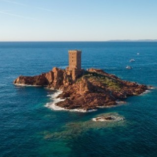 La storia dell'Isola d'Oro di Saint-Raphaël, merce di scambio in una serata erotica ed oggi residenza estiva dei Bureau